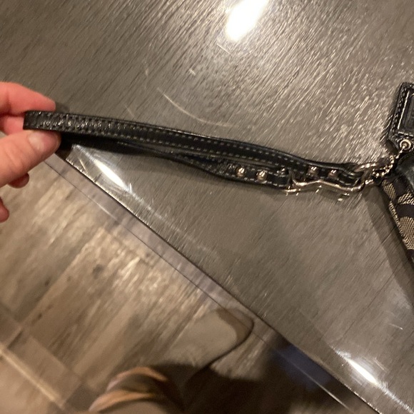 SOLD Coach super cute wristlet 🖤🖤like new 🖤🖤 Color block adorable little bag- - Picture 8 of 15